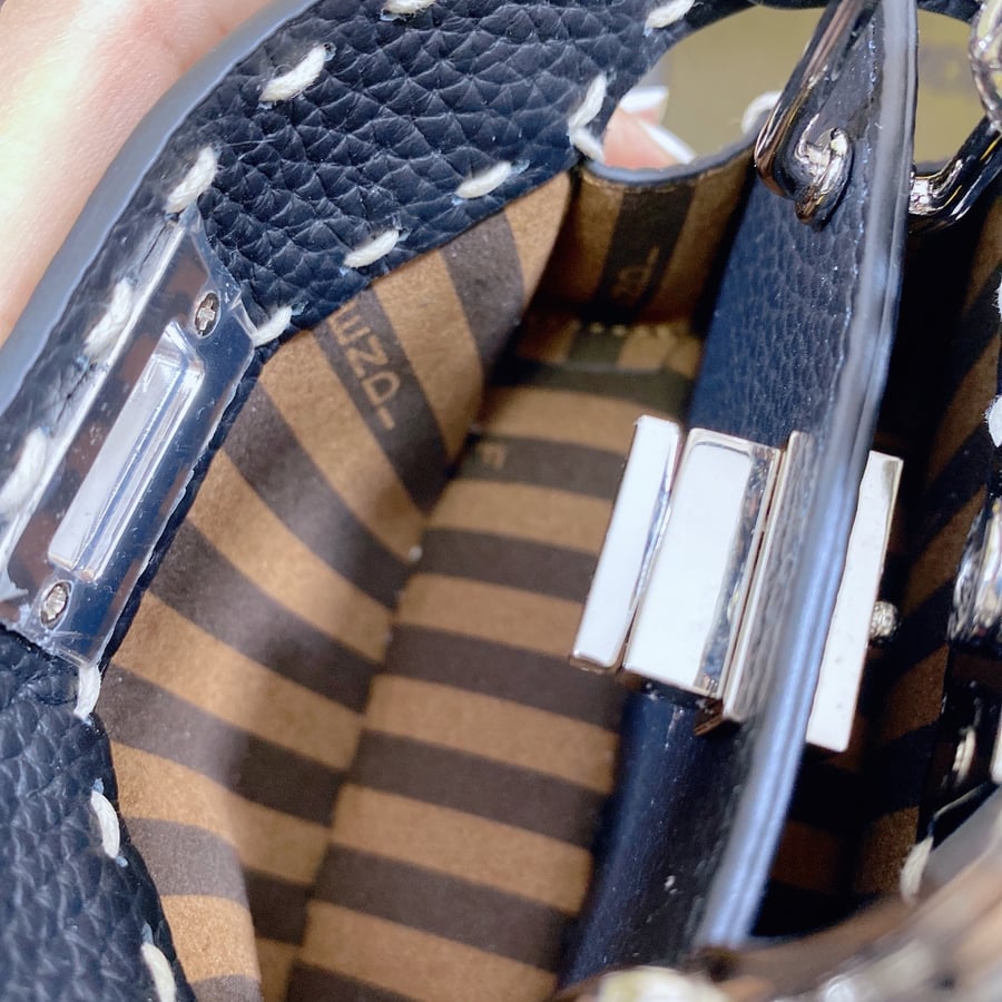 حقيبة قطط صغيرة من FENDI peekaboo بلون ازرق