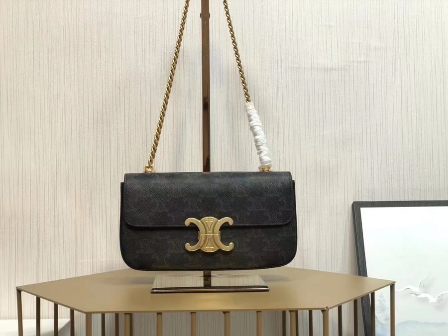حقيبة صغيرة لامعة من CELINE بلون اسود