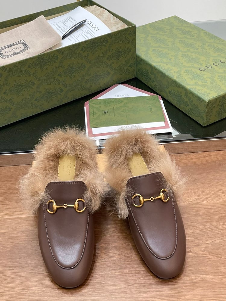 حذاء لوفر Gucci Classic Princetown مبطن بالفرو باللون البني