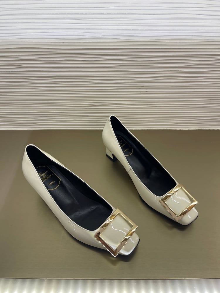 أحذيةً كلاسيكية مرصعة بألماس سواروفسكي من Roger Vivier