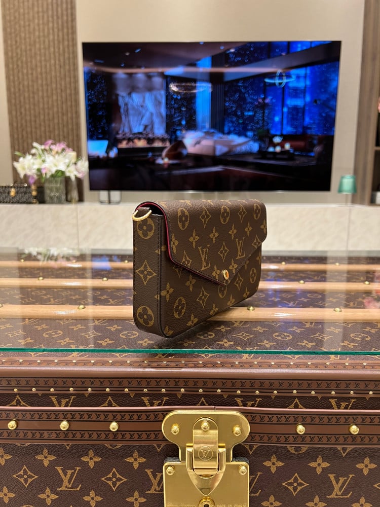 لوي فيتون POCHETTE FÉLICIE مقاس21cm