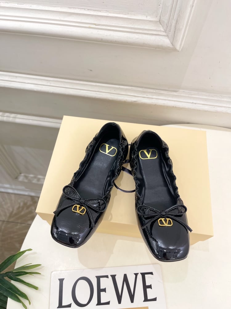 حذاء باليه مسطح من Valentino VT Bow باللون الأسود