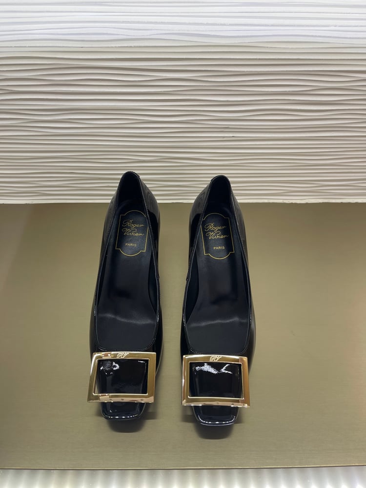 أحذيةً كلاسيكية مرصعة بألماس سواروفسكي من Roger Vivier