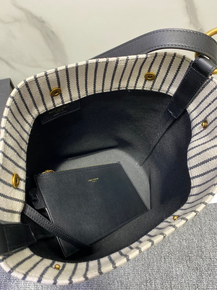 حقيبة دلو القماش الجديدة من Saint Laurent
