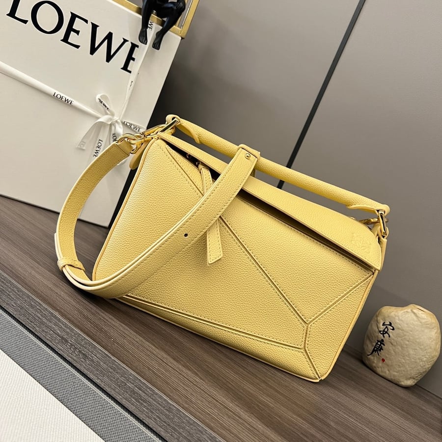 حقيبة يد صغيرة على شكل لغز من جلد البقر المحبب ​​LOEWE