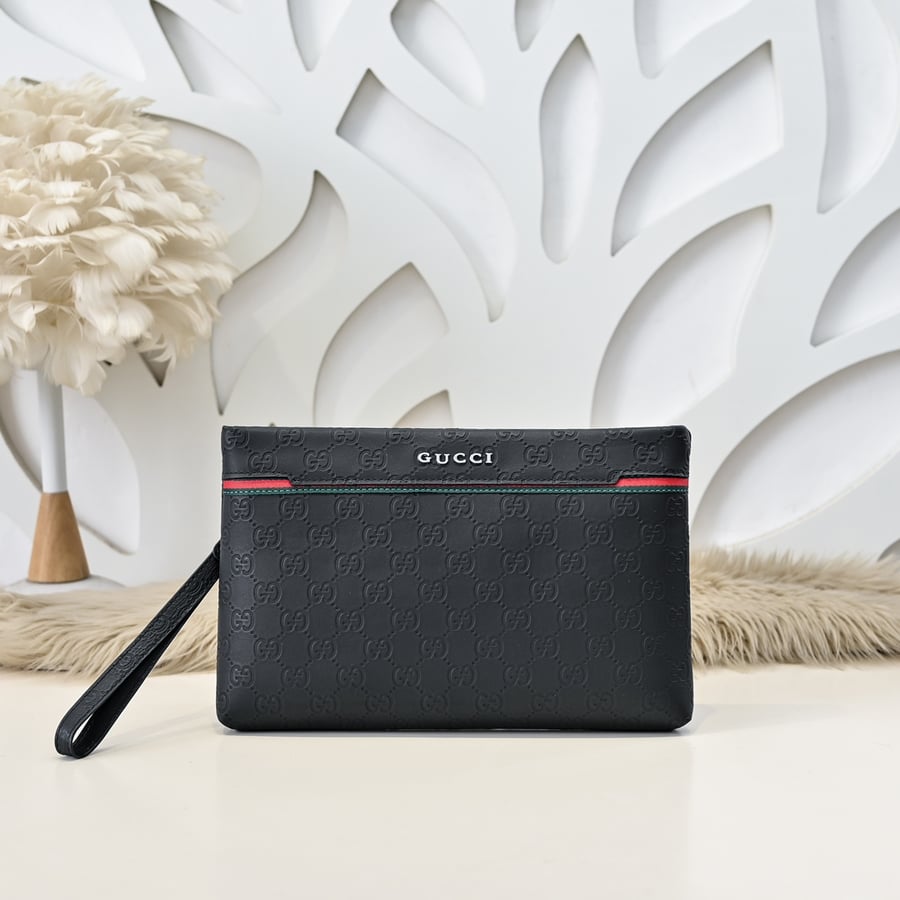 حقيبة كلتش Pouch غوتشي جلدية منقوشة بشعار GG باللون الأسود