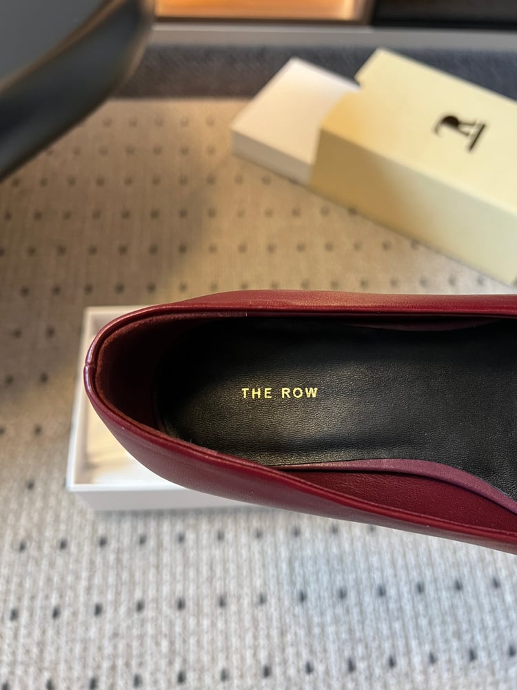 حذاء The Row Mary Jane بنعل عريض باللون العنابي