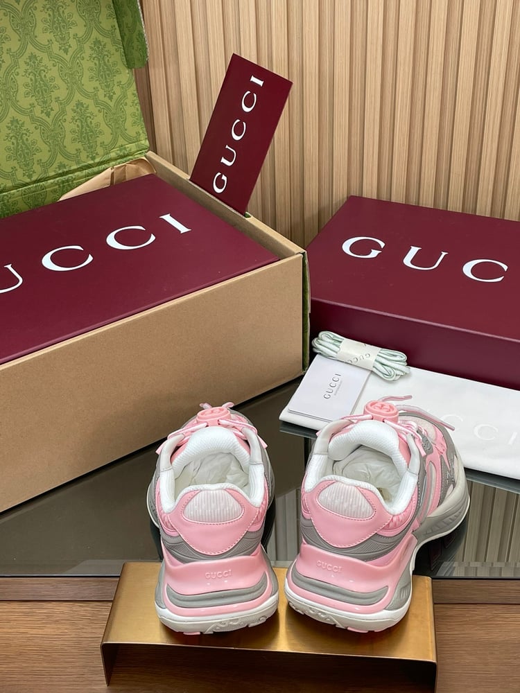أحذية رياضية كاجوال برباط مزدوج متشابك من Gucci باللون الابيض والوردي