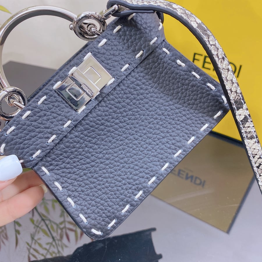 حقيبة قطط صغيرة من FENDI peekaboo بلون ازرق