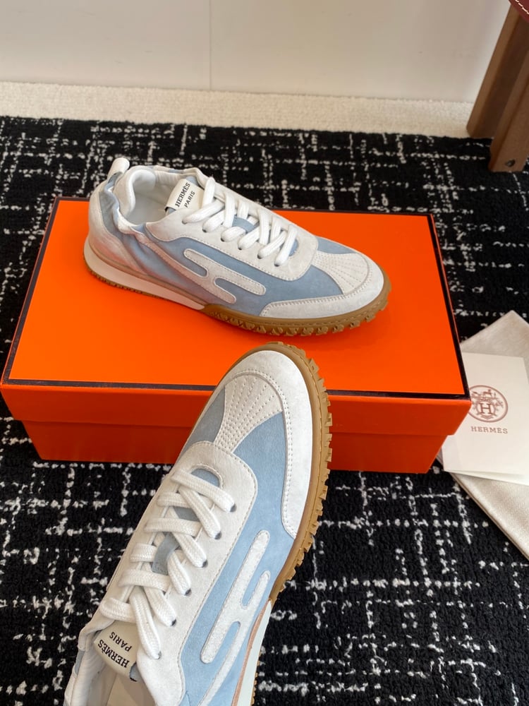 أحذية Jet Series الرياضية المصنوعة من جلد الغزال من Hermes بلون ابيض\سماوي