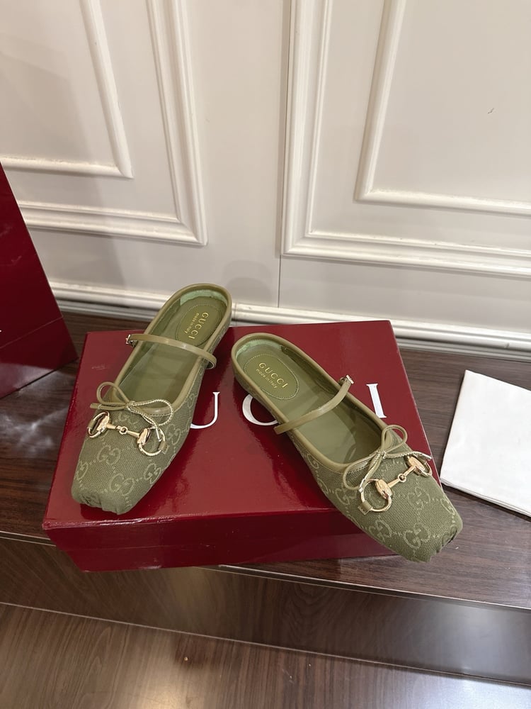 حذاء ميول نسائي من سلسلة Gucci Horsebit بلون اخضر