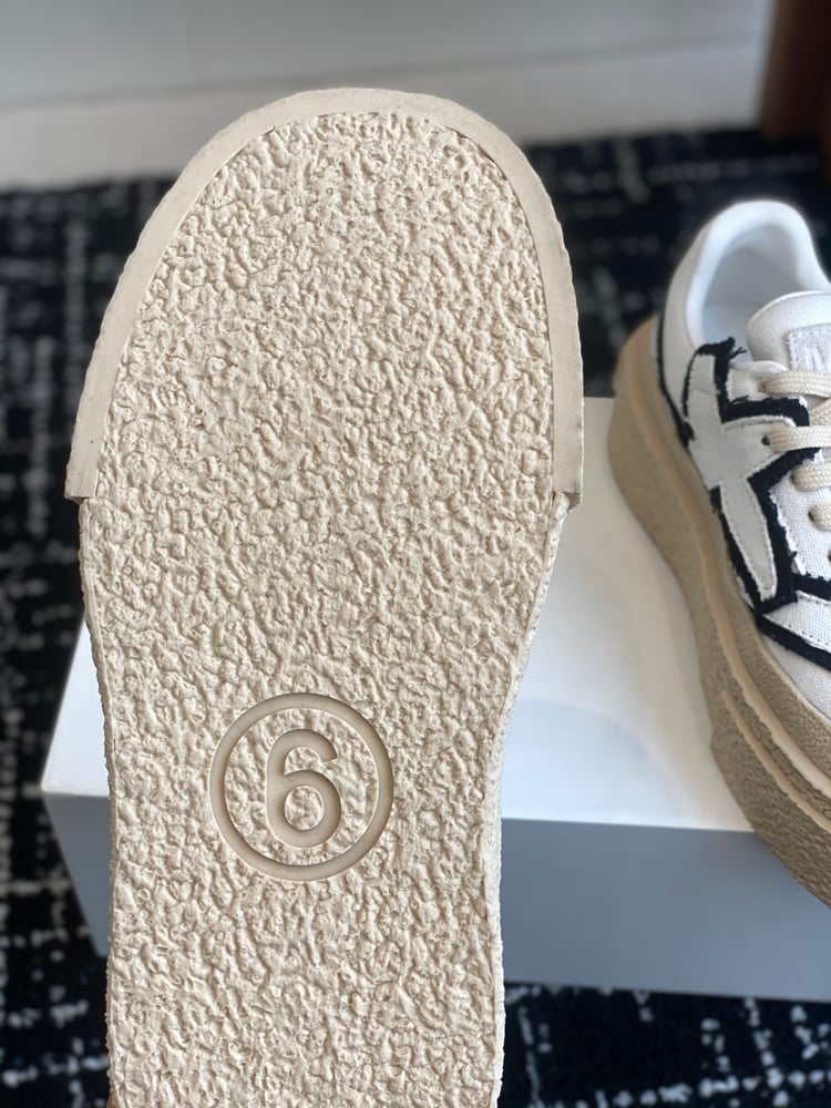 حذاء رياضي Maison Margiela ذو منصة باللونين الأبيض والأسود