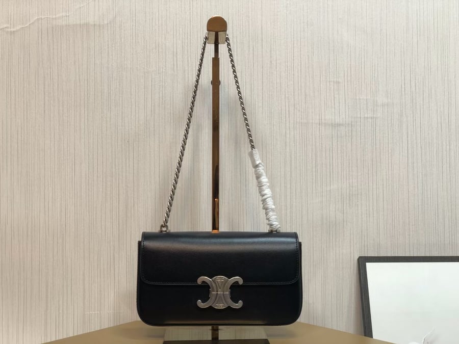 حقيبة صغيرة لامعة من CELINE بلون اسود