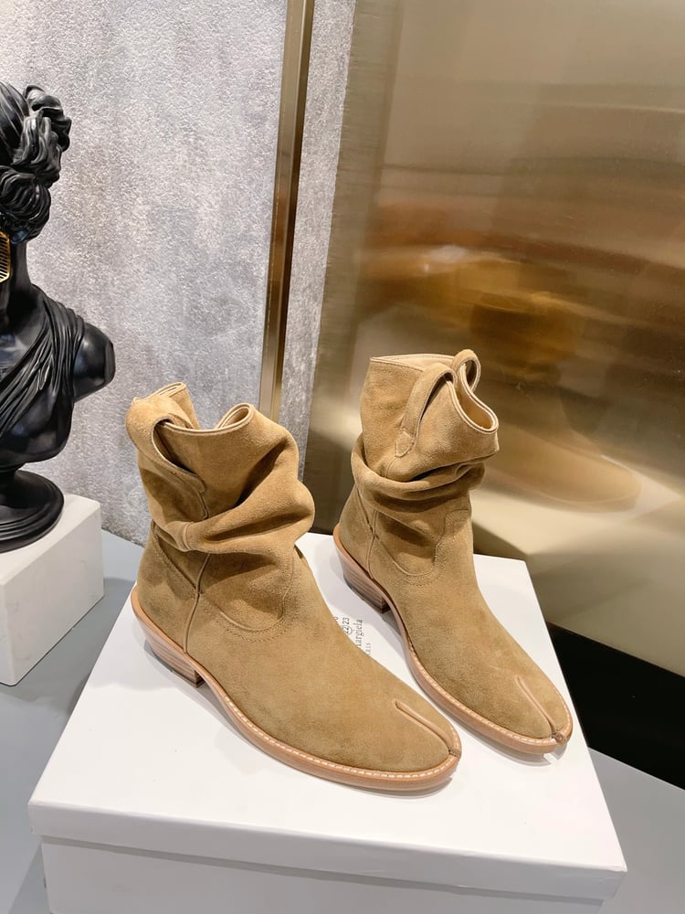 أحذية Martin Margiela ذات وبر مع تجاعيد طبيعية