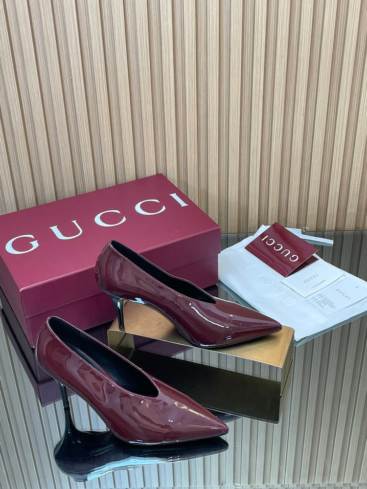 أحذية Gucci ذات الكعب العالي من الجلد اللامع على شكل حرف V بلون عنابي