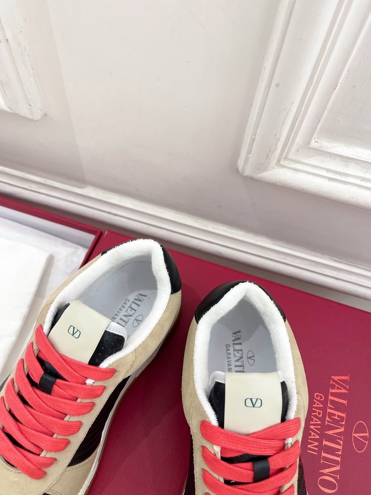 حذاء Valentino Garavani Upvillage Crosta باللون الأبيض/الأسود