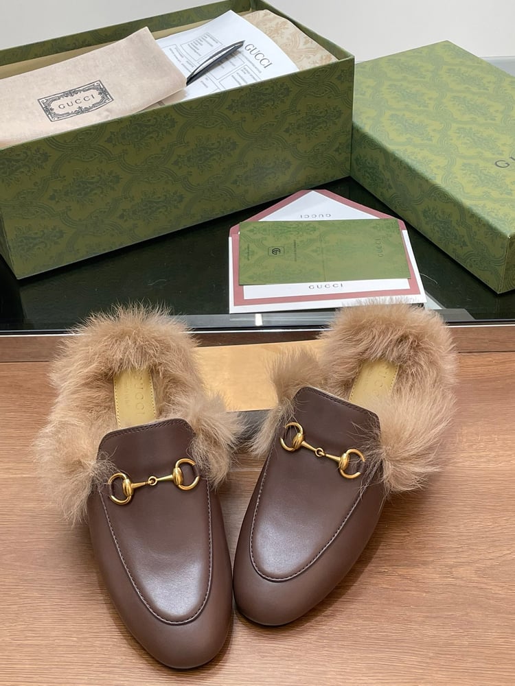 حذاء لوفر Gucci Classic Princetown مبطن بالفرو باللون البني