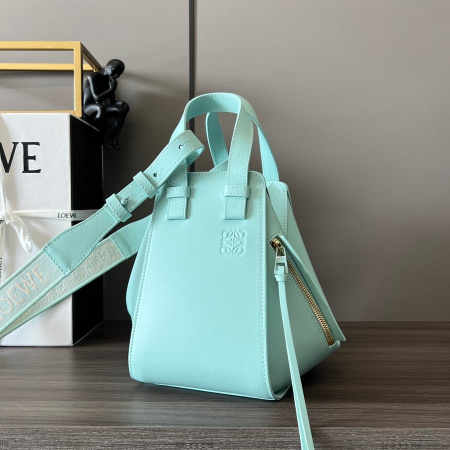 حقيبة Loewe Soft Calfskin Compact Hammock باللون الأخضر الفاتح