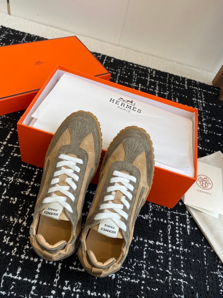 أحذية Jet Series الرياضية المصنوعة من جلد الغزال من Hermes بلون بيج فاتح\طوبي