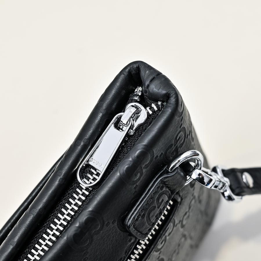 حقيبة كلتش Pouch غوتشي جلدية منقوشة بشعار GG باللون الأسود
