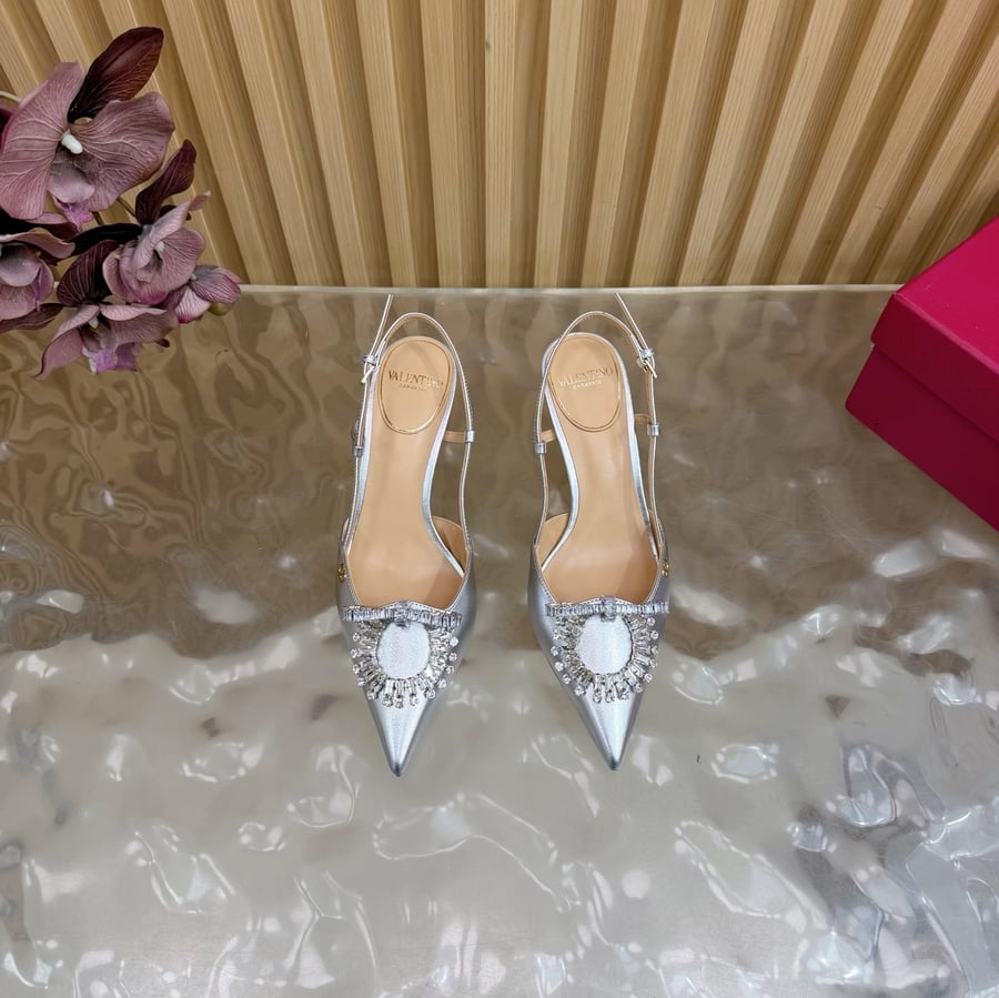 حذاء بكعب مفتوح من الخلف من الجلد مزين بالكريستال من Valentino Garavani VLogo Signature باللون الأسود