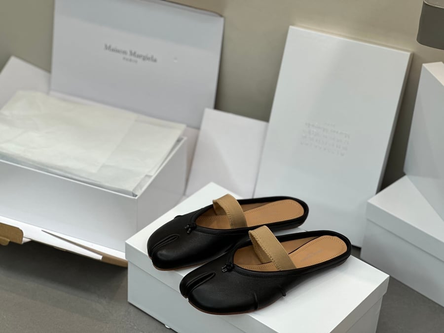 أحذية الباليه المسطحة ذات الكعب المتوسط ​​والمطوية من Maison Margiela بلون اسود