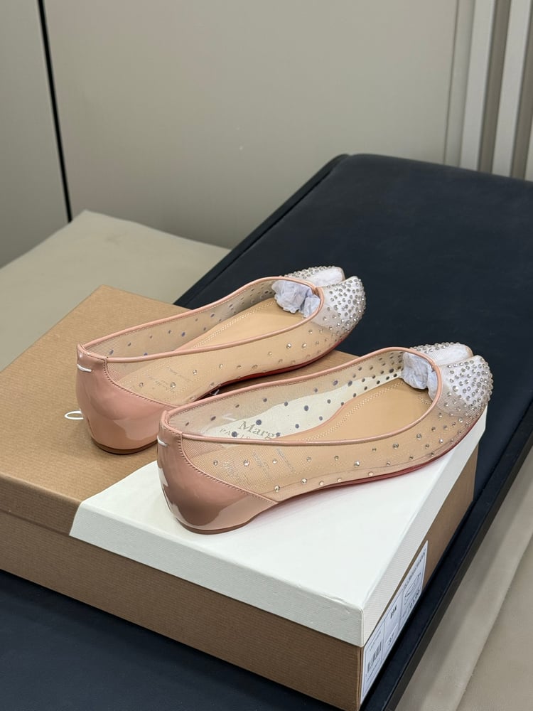 حذاء مسطح Maison Margiela x Christian Louboutin Tabi باللون الأبيض