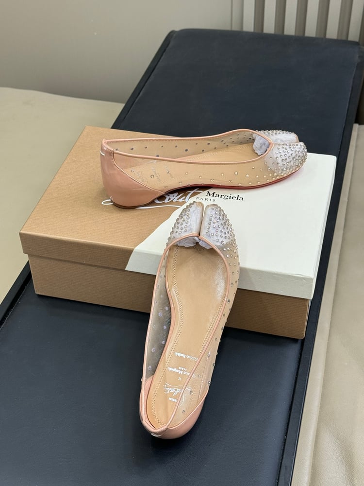 حذاء مسطح Maison Margiela x Christian Louboutin Tabi باللون الأبيض