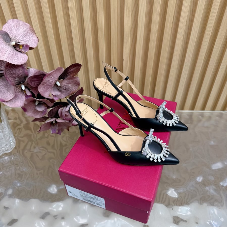 حذاء بكعب مفتوح من الخلف من الجلد مزين بالكريستال من Valentino Garavani VLogo Signature باللون الأسود