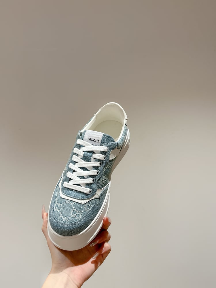 حذاء رياضي من قماش غوتشي GG Supreme باللون الأزرق