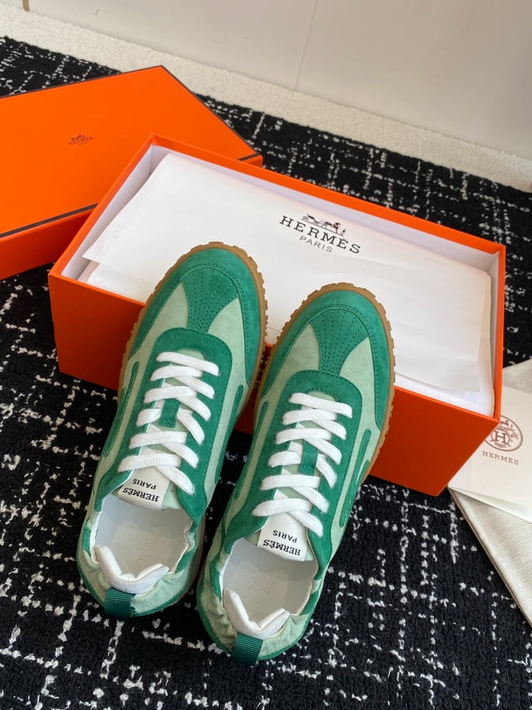 أحذية Jet Series الرياضية المصنوعة من جلد الغزال من Hermes بلون ابيض\اخضر
