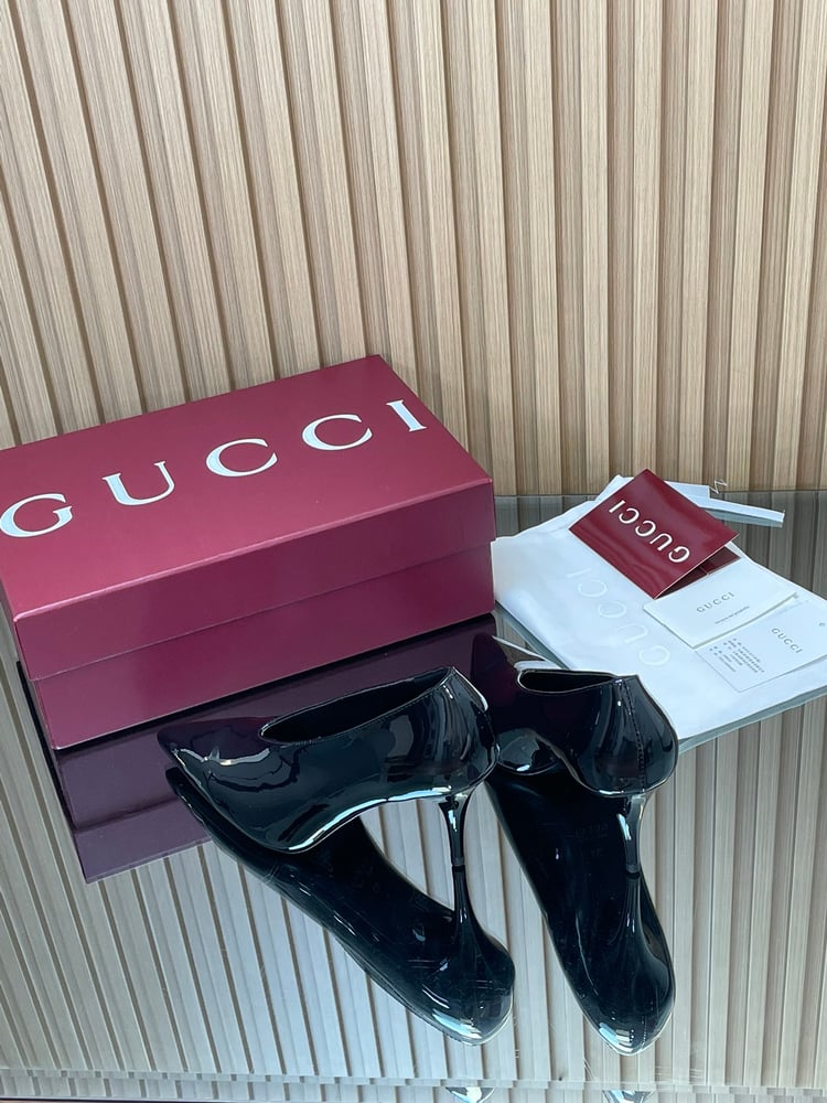 أحذية Gucci ذات الكعب العالي من الجلد اللامع على شكل حرف V بلون اسود