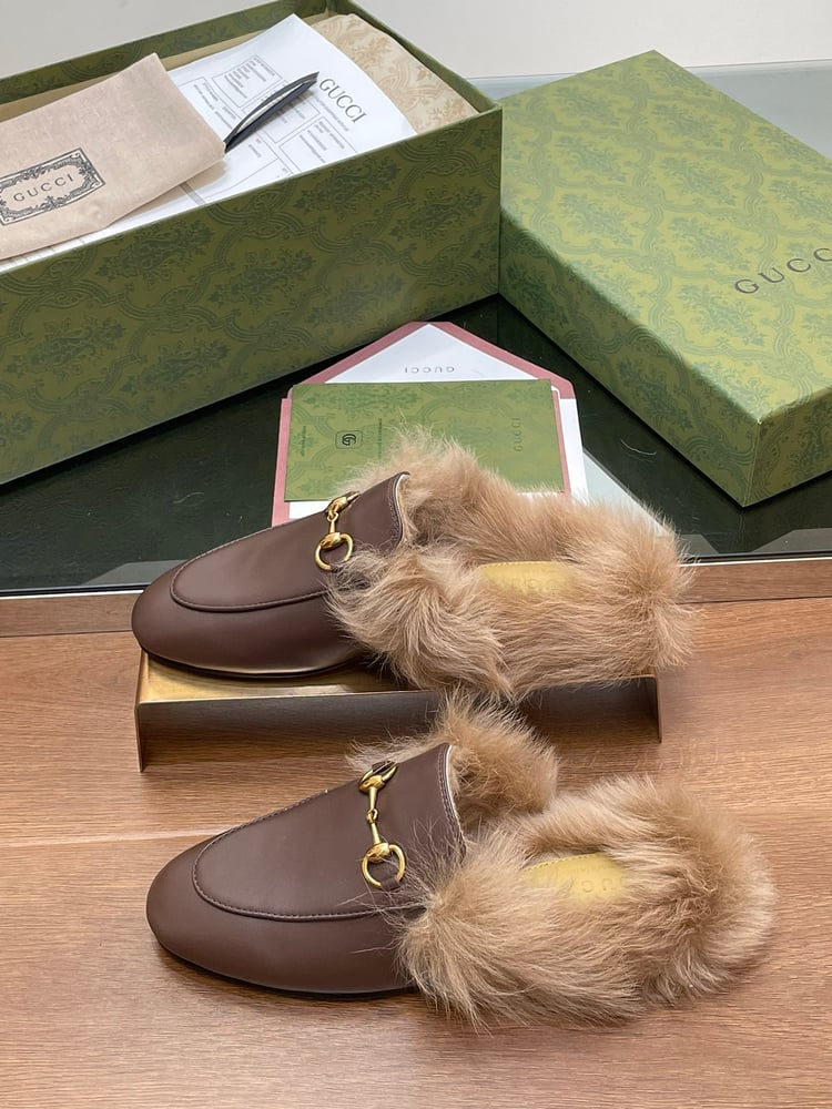 حذاء لوفر Gucci Classic Princetown مبطن بالفرو باللون البني