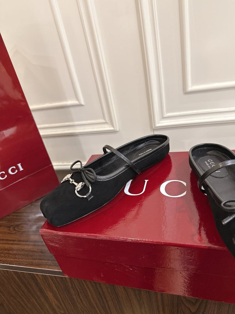حذاء ميول نسائي من سلسلة Gucci Horsebit بلون اسود