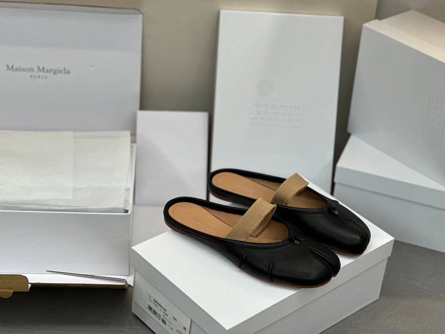 أحذية الباليه المسطحة ذات الكعب المتوسط ​​والمطوية من Maison Margiela بلون اسود