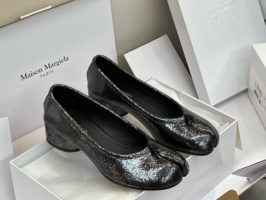 أحذية الباليه المسطحة ذات الكعب المتوسط ​​والمطوية من Maison Margiela بلون اسود