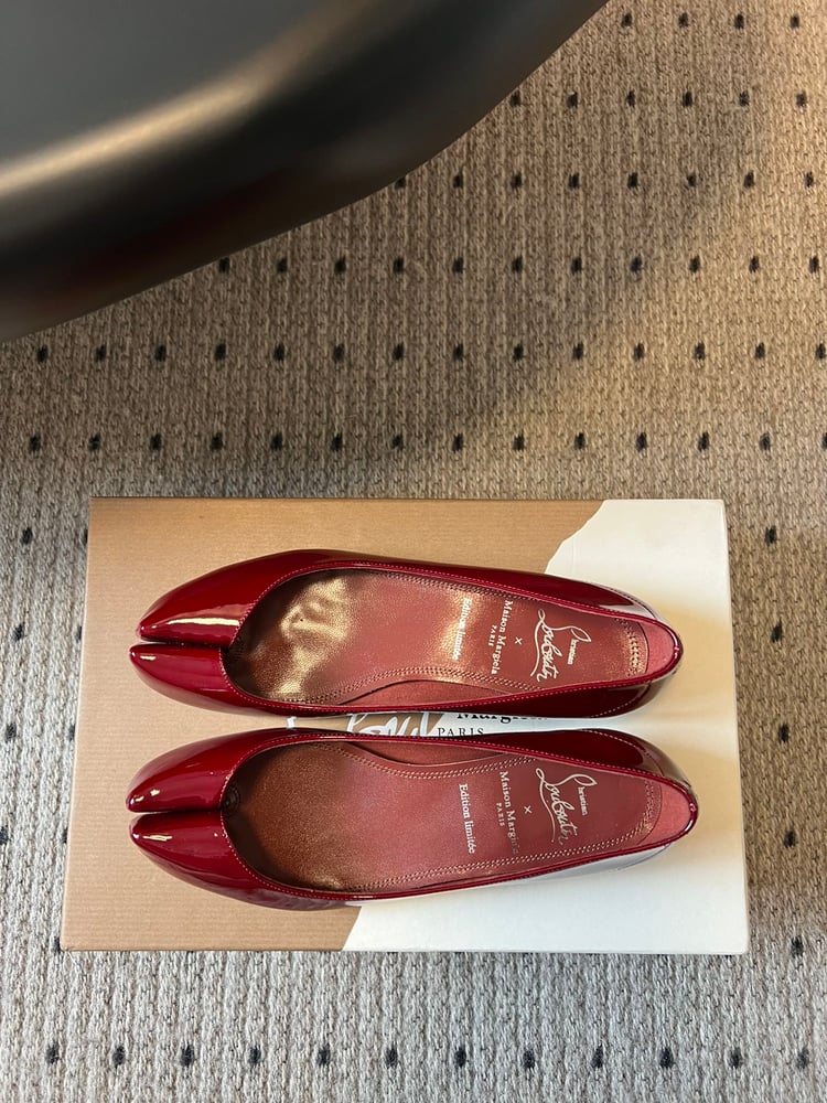 حذاء مسطح بفتحة أمامية من CL x Maison Margiela بلون احمر