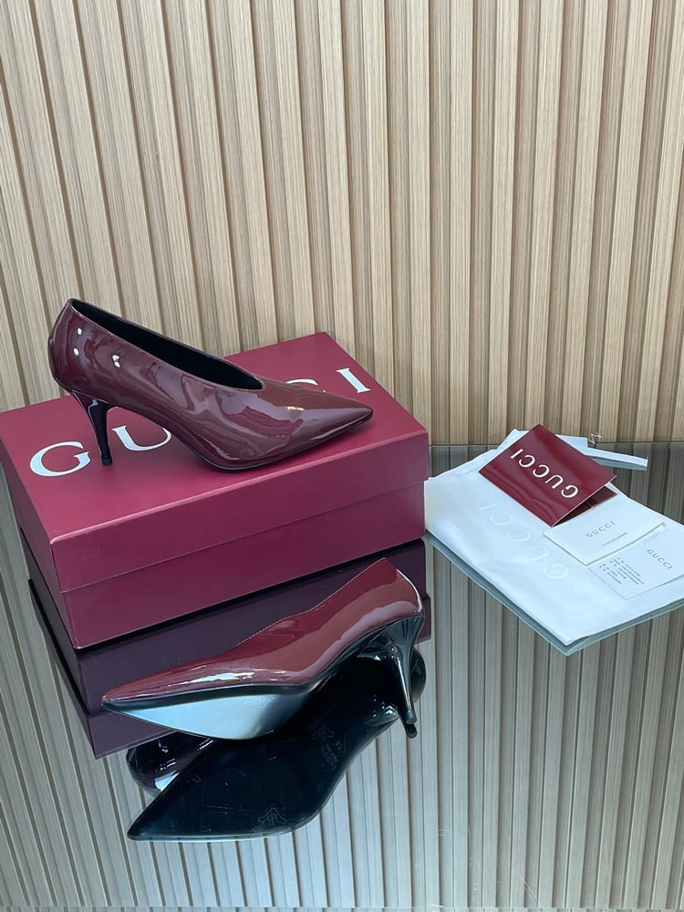 أحذية Gucci ذات الكعب العالي من الجلد اللامع على شكل حرف V بلون عنابي