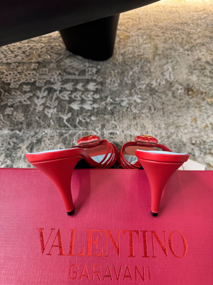 صندل جلدي من Valentino Garavani Royal Heart VLogo باللون الأحمر
