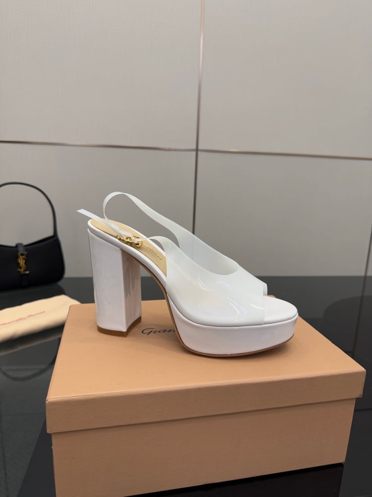 صنادل جديدة من Gianvito Rossi