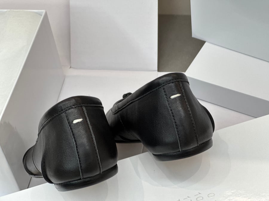أحذية الباليه المسطحة ذات الكعب المتوسط ​​والمطوية من Maison Margiela بلون اسود