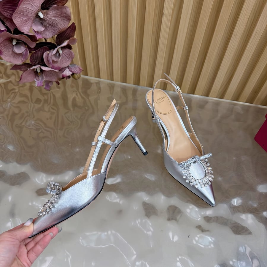 حذاء بكعب مفتوح من الخلف من الجلد مزين بالكريستال من Valentino Garavani VLogo Signature باللون الأسود