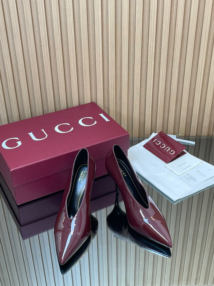 أحذية Gucci ذات الكعب العالي من الجلد اللامع على شكل حرف V بلون عنابي