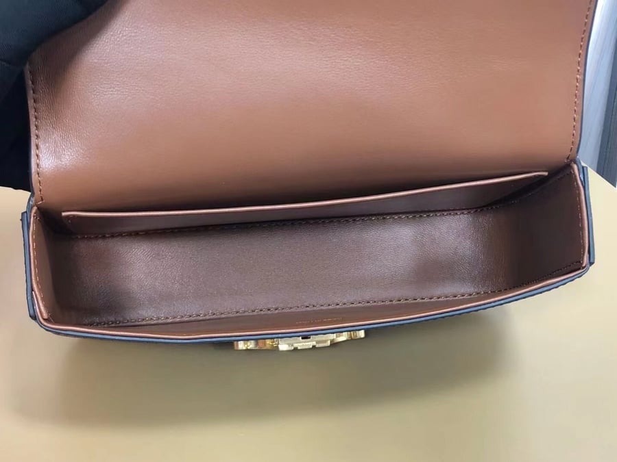 حقيبة صغيرة لامعة من CELINE بلون اسود