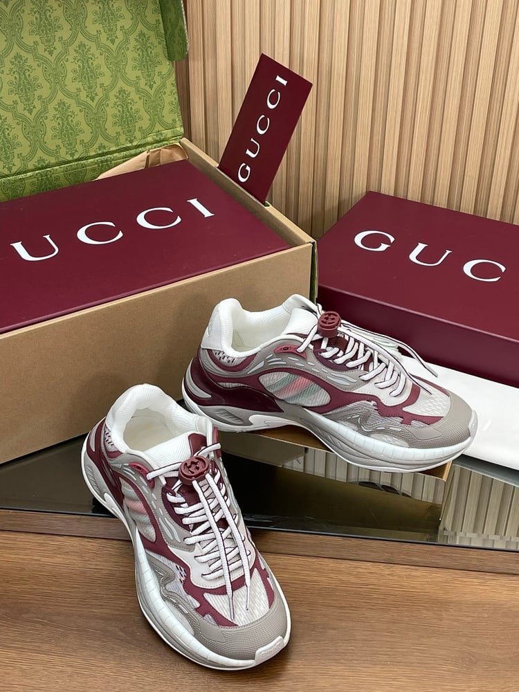 أحذية رياضية كاجوال برباط مزدوج متشابك من Gucci باللون الرمادي والاحمر