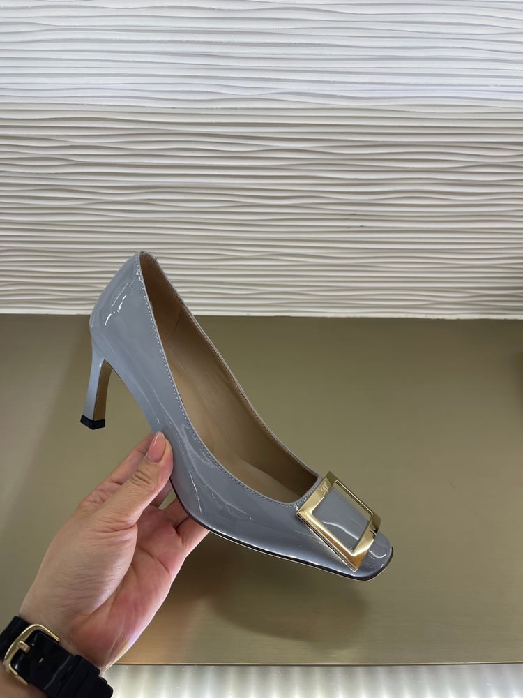أحذيةً كلاسيكية مرصعة بألماس سواروفسكي من Roger Vivier
