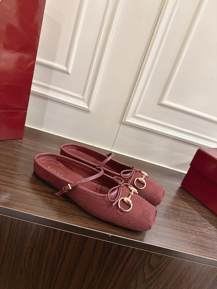 حذاء ميول نسائي من سلسلة Gucci Horsebit بلون عنابي