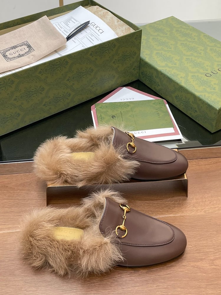 حذاء لوفر Gucci Classic Princetown مبطن بالفرو باللون البني