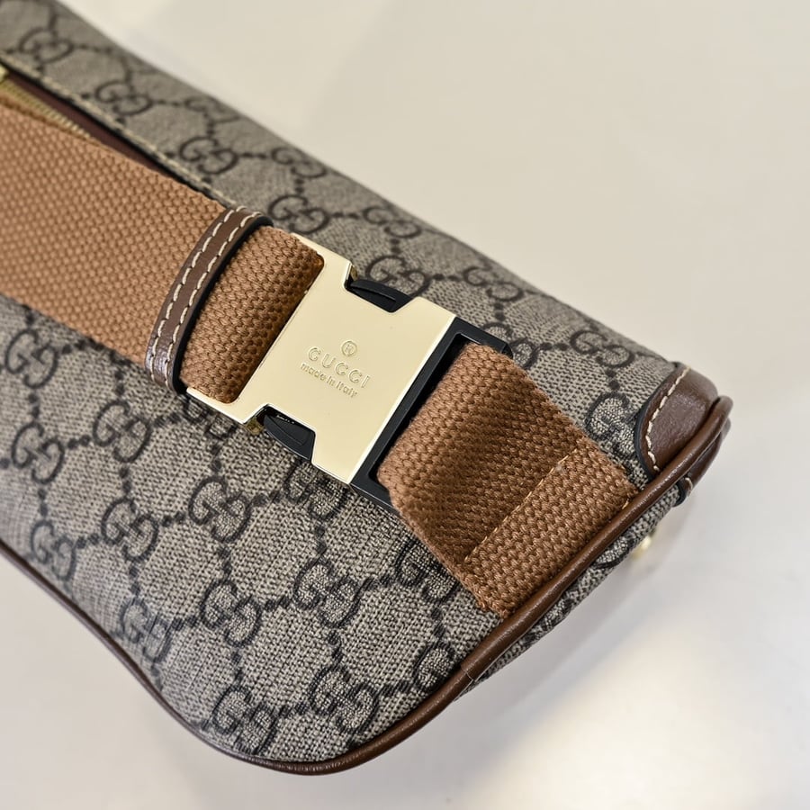 حقيبة خصر غوتشي  GG Supreme صغيرة باللون البيج