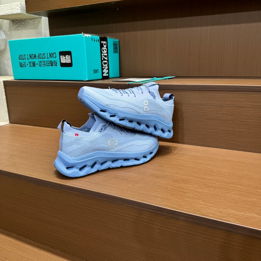 حذاء رياضي Loewe x On Cloudtilt باللون الأزرق الفاتح